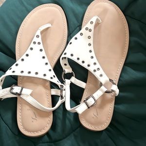 Simply Vera Wang white sandals never worn size 9